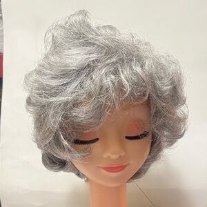NWT Ensoleille Collection Wig SKE2L JOEY
Color 51 Gray Wig